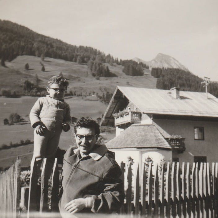 ثمین باغچه‌بان در کنار اولین فرزندش کامبیز (رویین)، حدود ۱۹۵۷