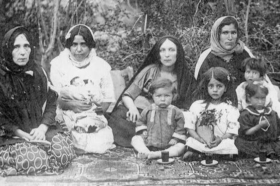 ثمین باغچه‌بان و مادرش صفیه میربابایی (در میانه‌ی تصویر) - علویه خانم مادر صفیه (سمت چپ تصویر)