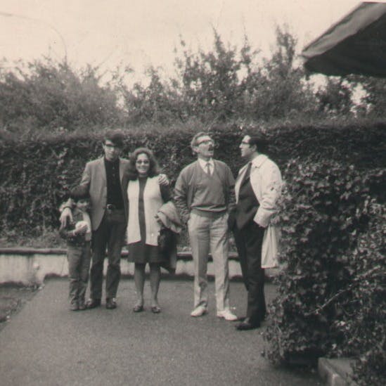 ثمین، اِولین و کاوه باغچه‌بان در کنار برادرزاده‌های اِولین جرارد و گیلبرت، لوزان سوییس ۱۹۷۰