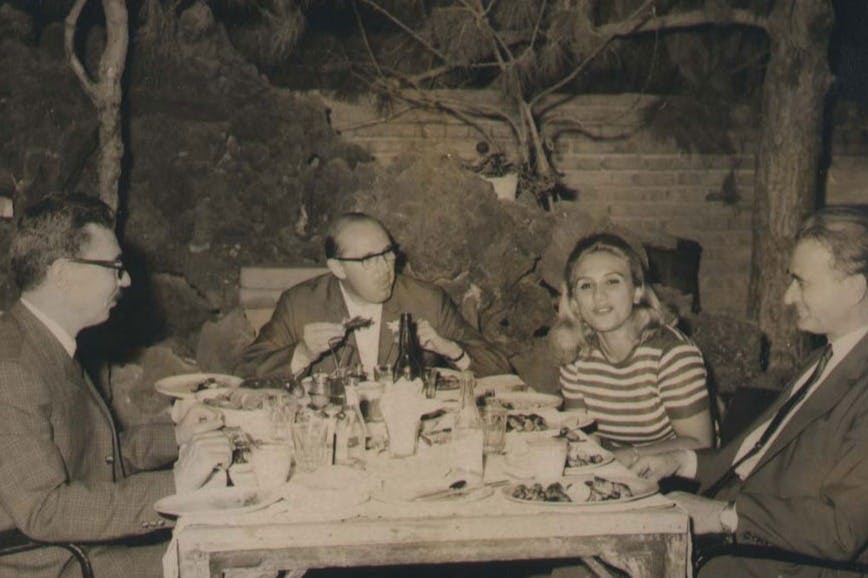 ثمین و اِولین باغچه‌بان به‌همراه پروفسور احمت عدنان سایگون (سمت راست)