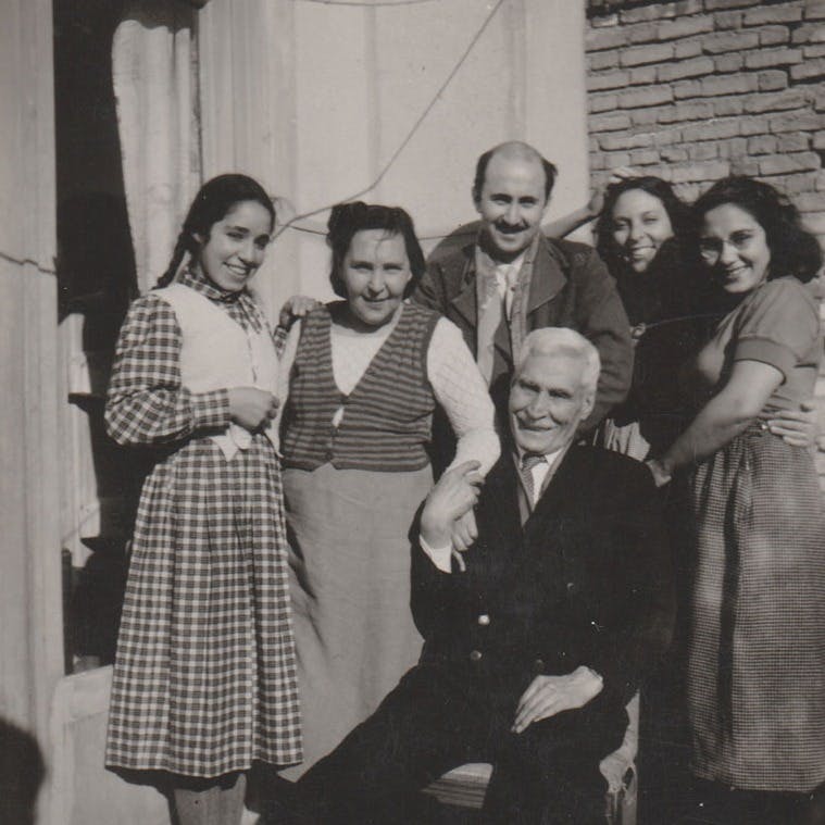 جبار باغچه‌بان در کنار خانواده - از راست: اِولین باغچه‌بان، پروانه باغچه‌بان و همسرش مسعود کریم، صفیه میربابایی